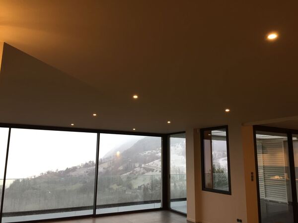 Spots encastr&eacute;s dans plafond