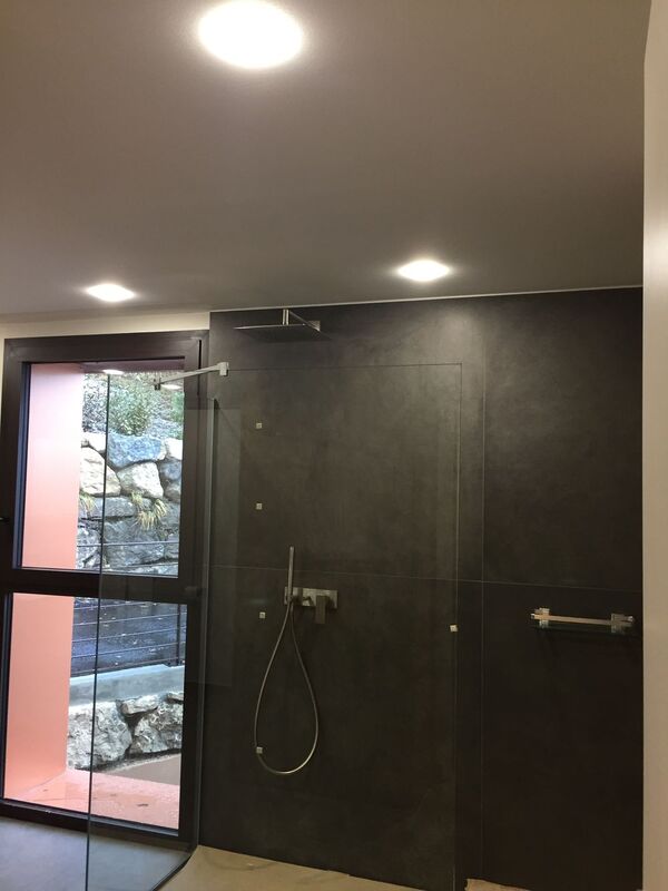 Installation spots encastr&eacute;s dans plafond