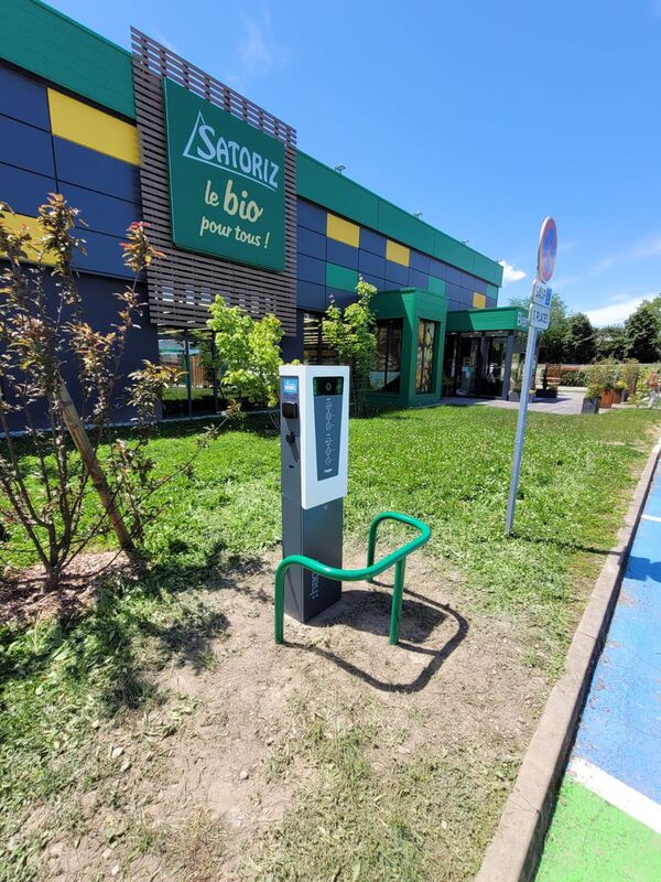 BORNE DE RECHARGE / OPÉRATEUR CONNECTE